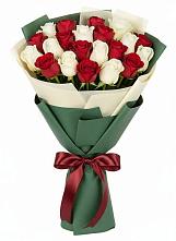 Букет Микс из красных и белых роз в Газопроводск