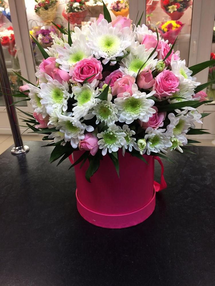 Цветочная композиция из Розы и Хризантемы в шляпной коробке в Газопроводск