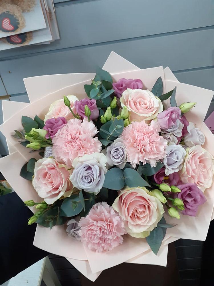 Букет цветов из: Розы, Гвоздики и Лизиантусы в Газопроводск